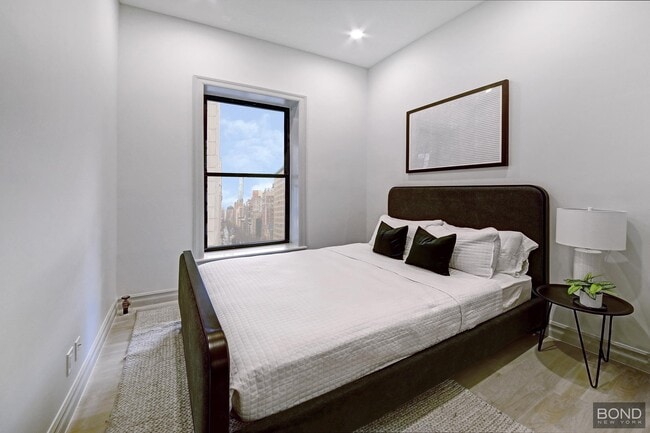 Building Photo - 250 W 91st St