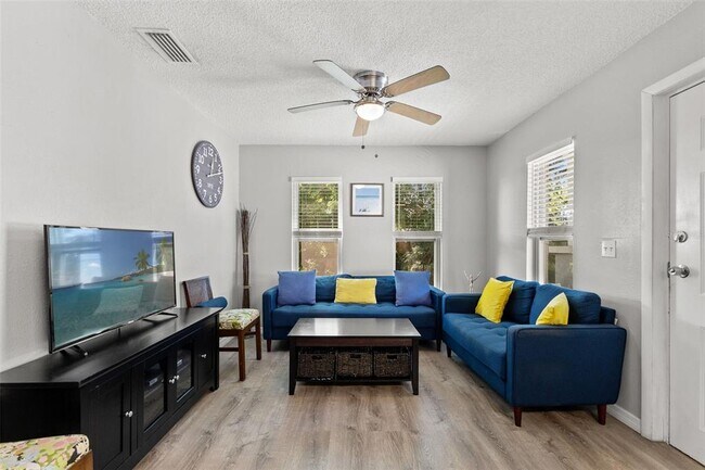 Building Photo - 923 E 12th Ave