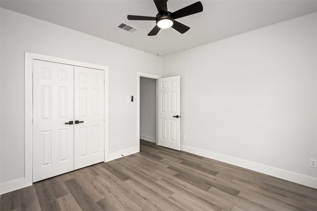 Building Photo - 8056 Meadowbrook Dr