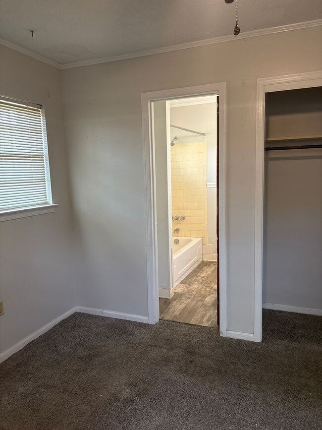 Building Photo - 4037 Piedmont Dr