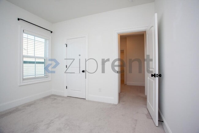 Building Photo - Unit