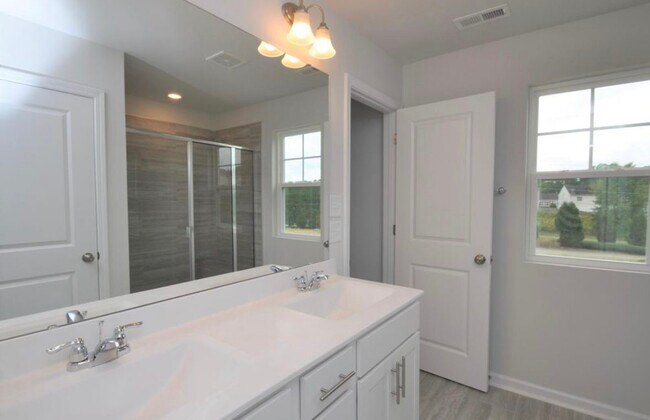 Upstairs owner's suite full bathroom - 1081 Shoreside Dr