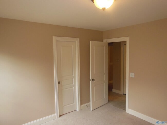 Building Photo - 2604 Little Cove Rd