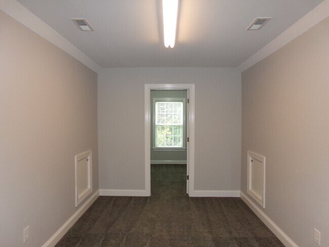 Building Photo - Beautiful Home in Indian Hills