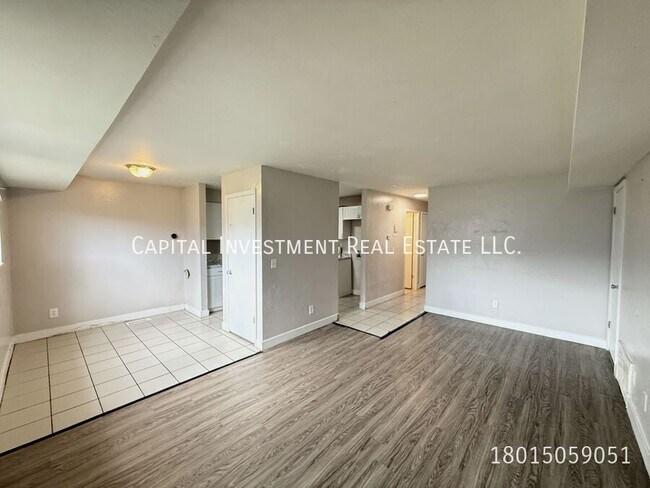 Building Photo - 2531 S Parkcrest Dr