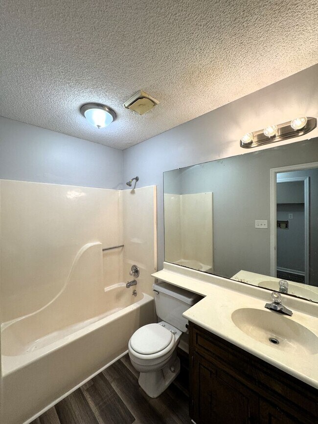 Building Photo - Move In Special: 1/2 Off 1st Month's Rent!