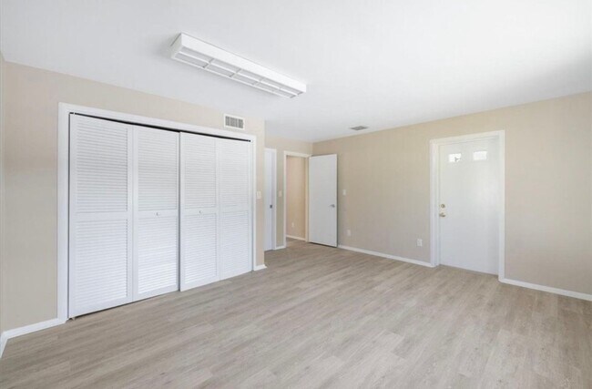 Building Photo - 835 Royal Palm Pl