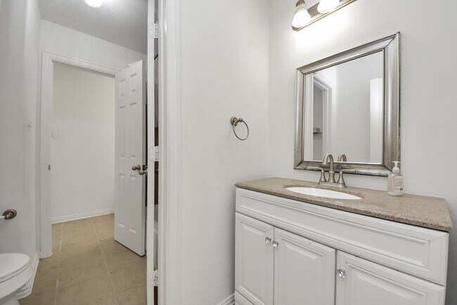 Building Photo - 17222 Red Oak Bend Dr