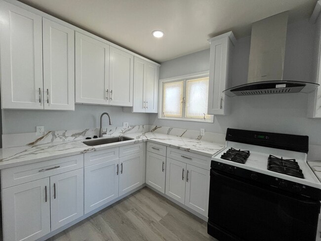 Building Photo - Remodeled Panorama City 2+1 Home! (8623 Ti...