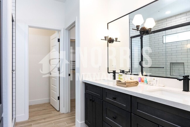 Building Photo - Beautiful Upgraded Home with Furnishings i...
