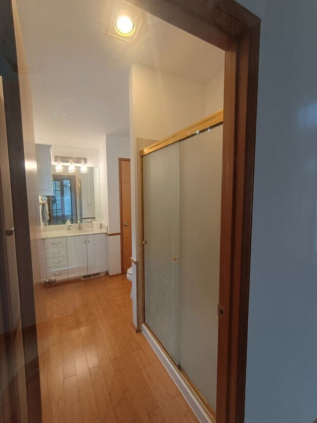 Building Photo - Rare Lakefront Retreat