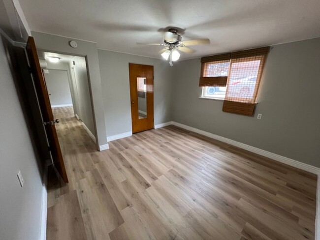 Building Photo - Gorgeous 2 Bedroom home close to Sloan's L...