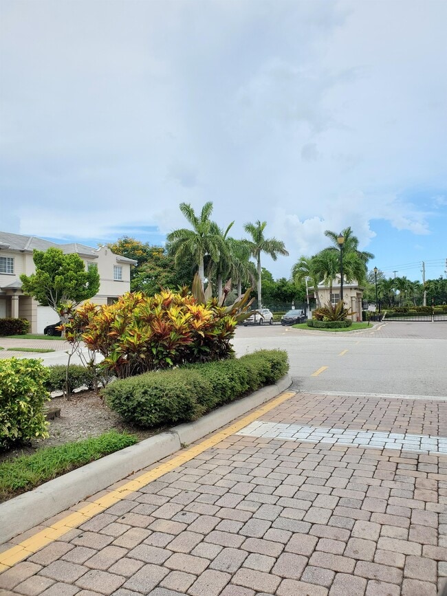 Building Photo - 1221 Lucaya Dr