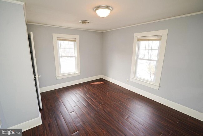 Building Photo - 605 Oak Hill Ave