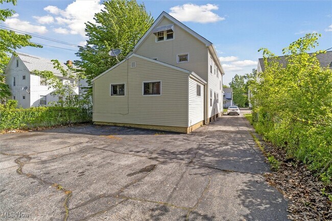 Building Photo - 1524 E 204th St
