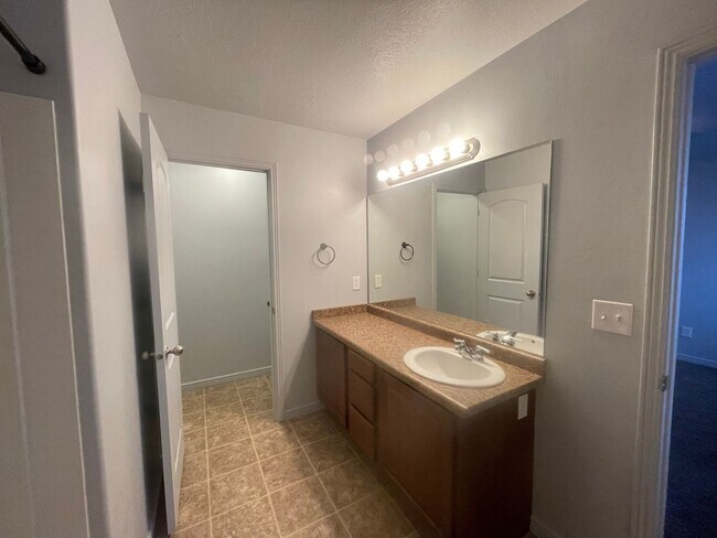 Building Photo - SMV-664 B