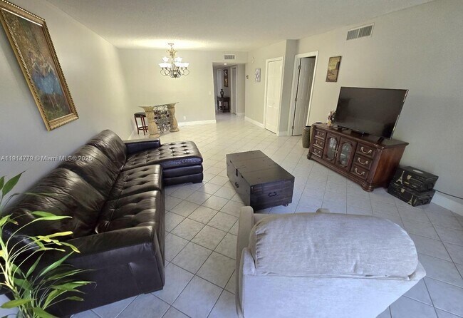 Building Photo - 302 Lakeview Dr