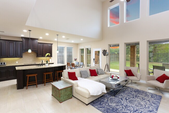 Building Photo - 632 Sydney St