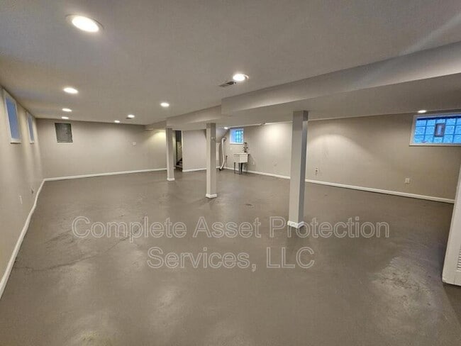 Building Photo - 6404 Harrison Ave