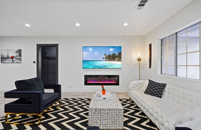 Primary Photo - 5601 Corbett St