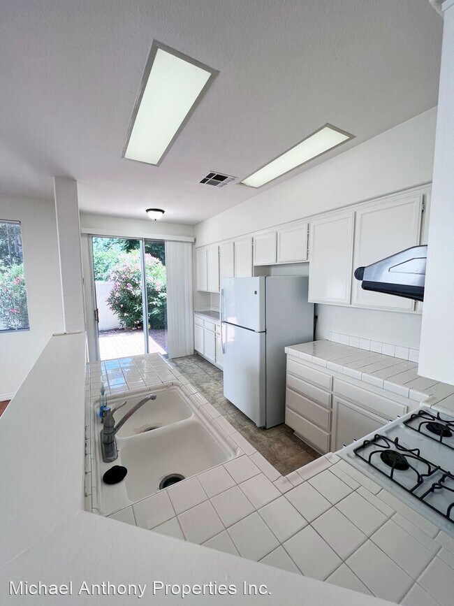 Building Photo - 3 br, 2.5 bath House - 11882 Scripps Creek...