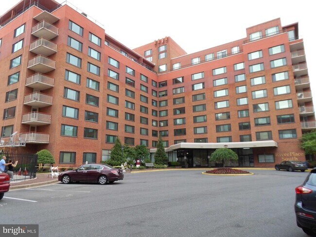 Building Photo - 1011 Arlington Blvd