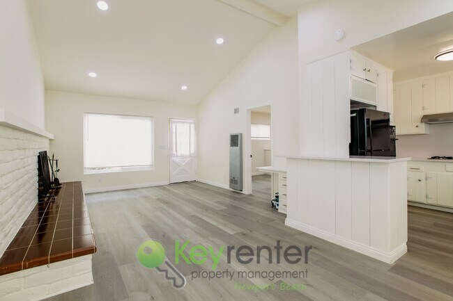 Building Photo - Bright & Beachy One-Bedroom Condo in San C...