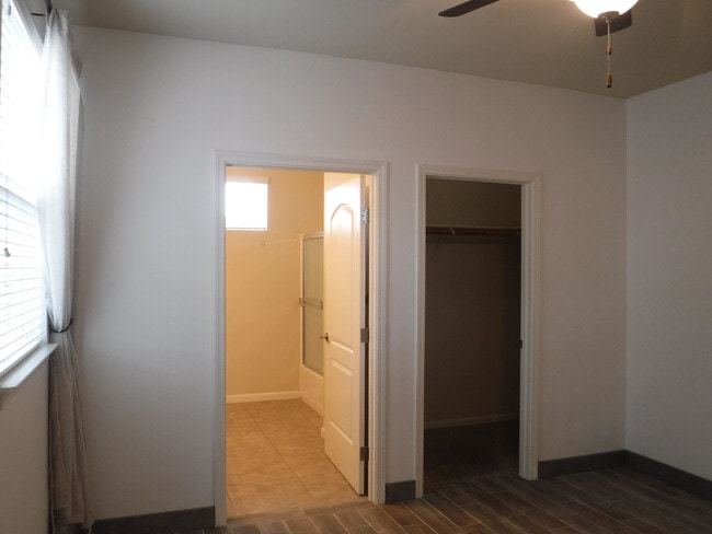 Building Photo - Great 4 Bedroom Condo With Upgrades! Highland Park Subdivision