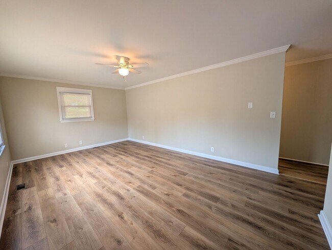 Building Photo - MOVE-IN READY!
