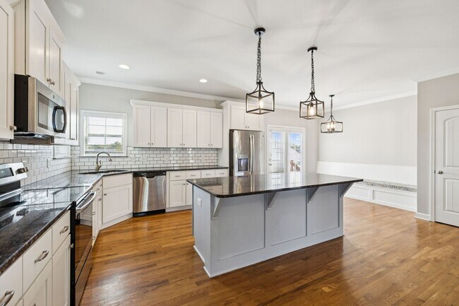 Building Photo - Welcome home to this beautifully maintaine...