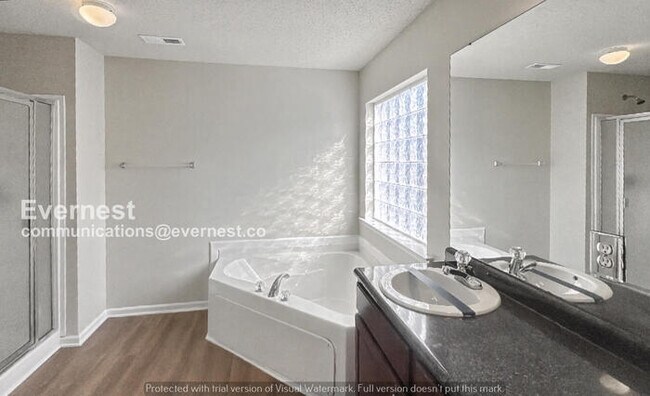 Building Photo - 3 Bed/2 Bath Home with Garage / Pet-Friendly / Vouchers Accepted / Available Now!