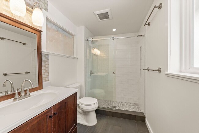 Building Photo - Beautiful 3 bed/2.5 bath Split Level Home – Close to Boeing & The Landing