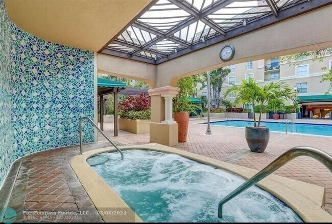 Building Photo - 520 SE 5th Ave