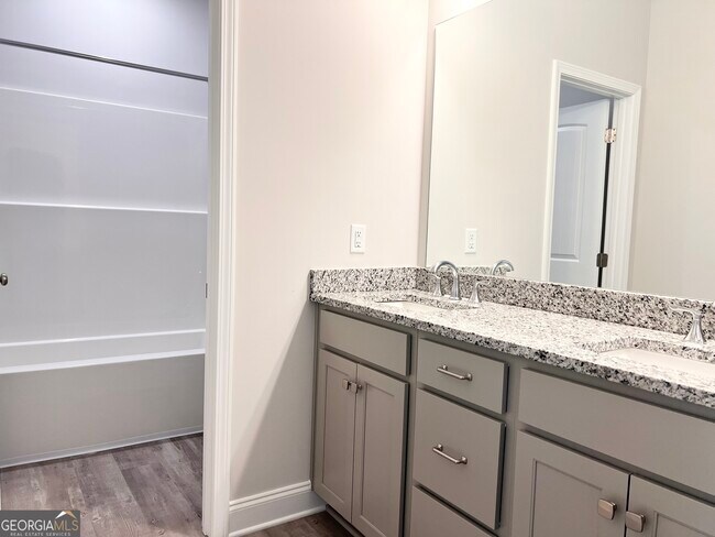 Building Photo - 8024 English Ivy Ct