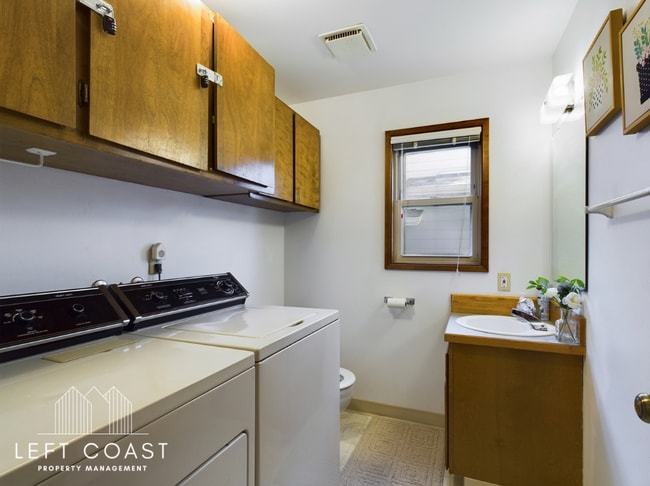 Building Photo - 890 SW 7th St