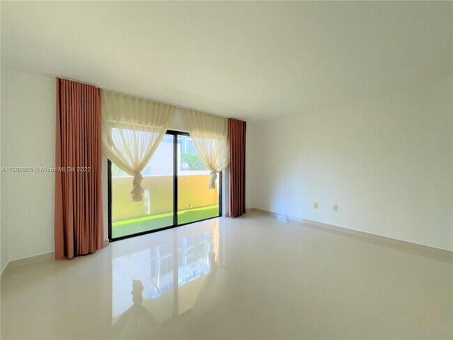 Building Photo - 2924 Collins Ave