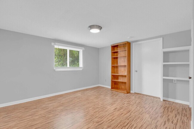Building Photo - Easy Living in Red Bank!