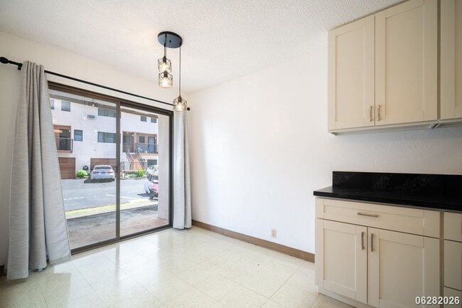 Building Photo - Rarely Available 3-bed/2.5-bath/2-parking Townhouse in Aiea