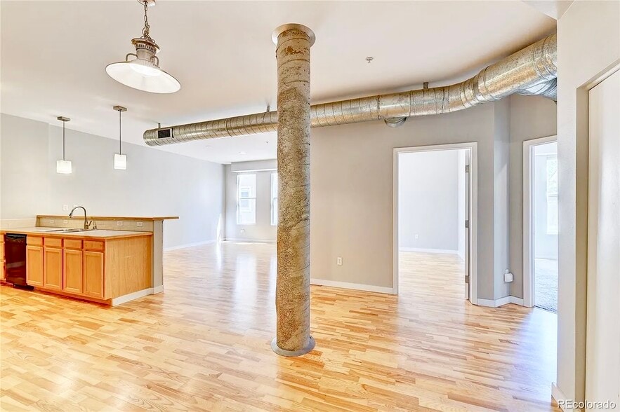 Large, spacious, open floor plan - 2422 Tremont Pl