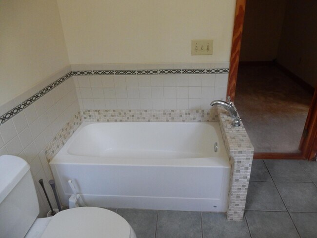 Building Photo - 718 Whitney Ln