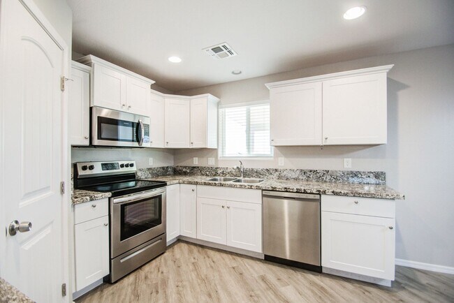 Building Photo - Large 1 + Acre Lot with 3 bedroom home in ...