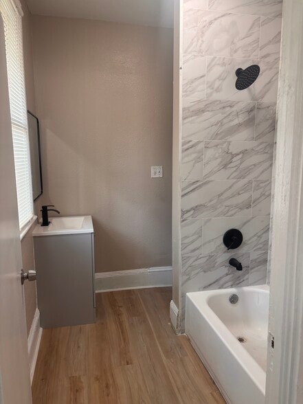 Master Bath - 617 Ivy St