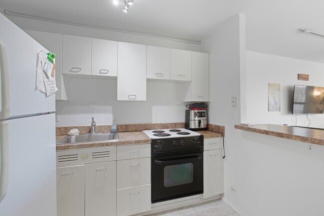 Building Photo - 1355 N Sandburg-303DD