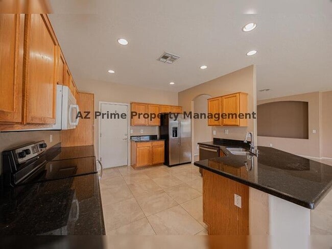 Building Photo - 123 W Elmwood Pl