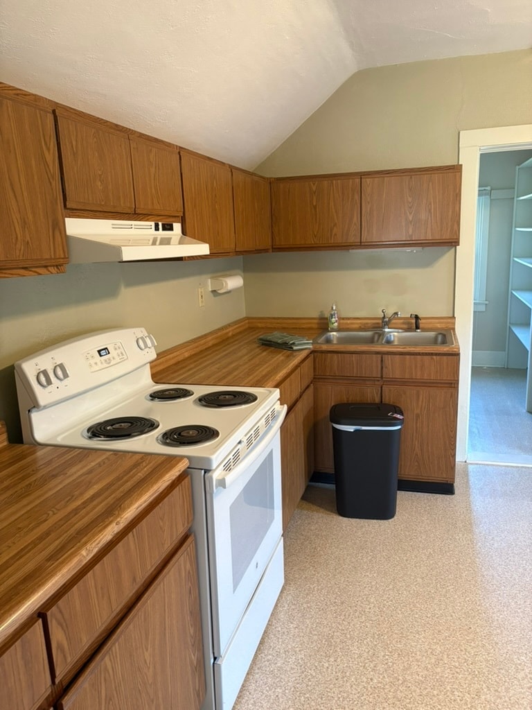 Well appointed kitchen - 1318 State St