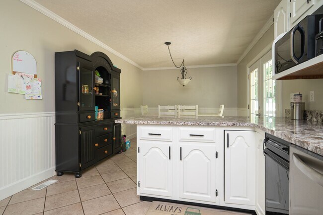Building Photo - 3 br/ 2 bath home, private setting with garage/workshop