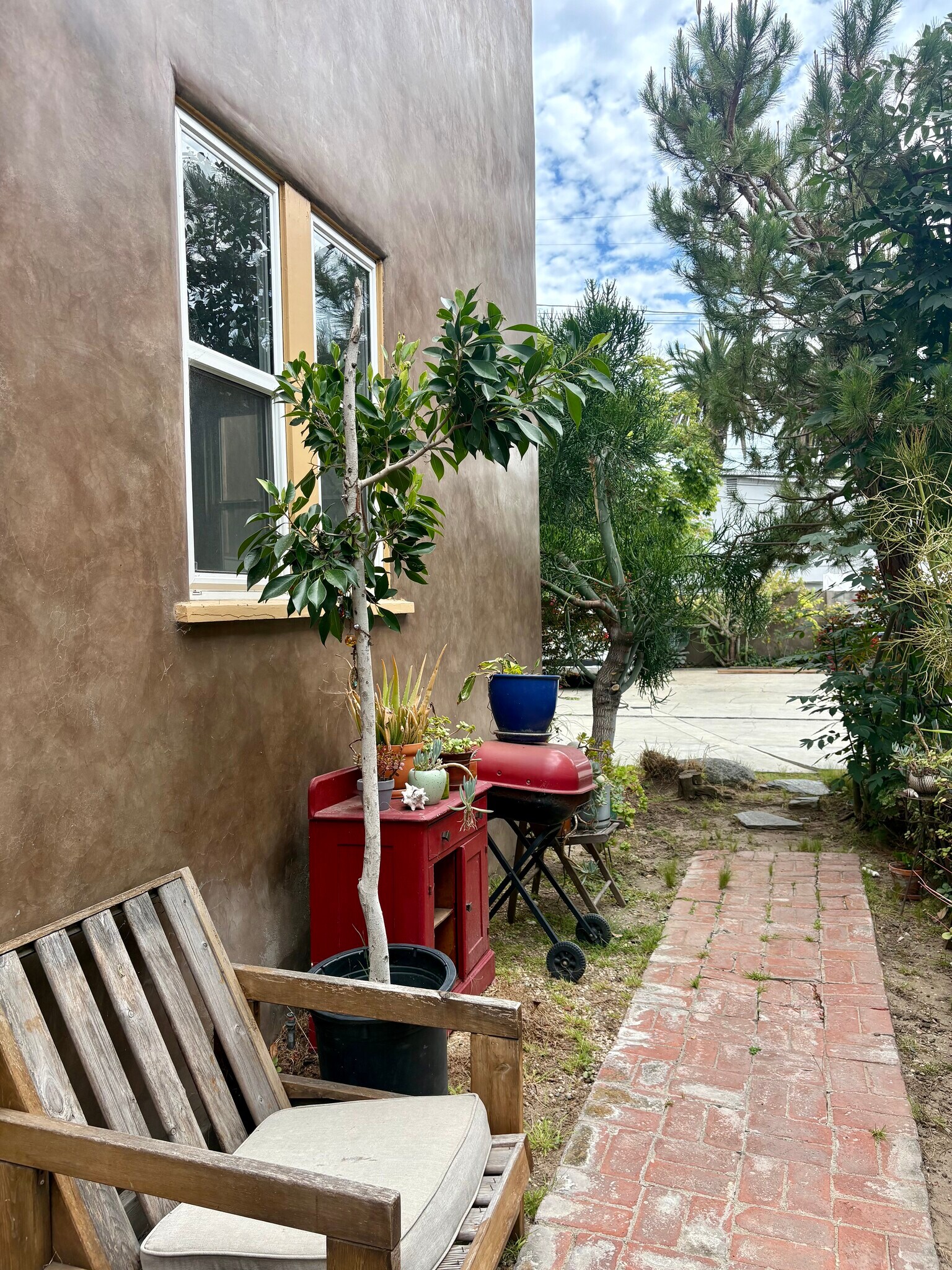 Side yard - 8512 Saturn St