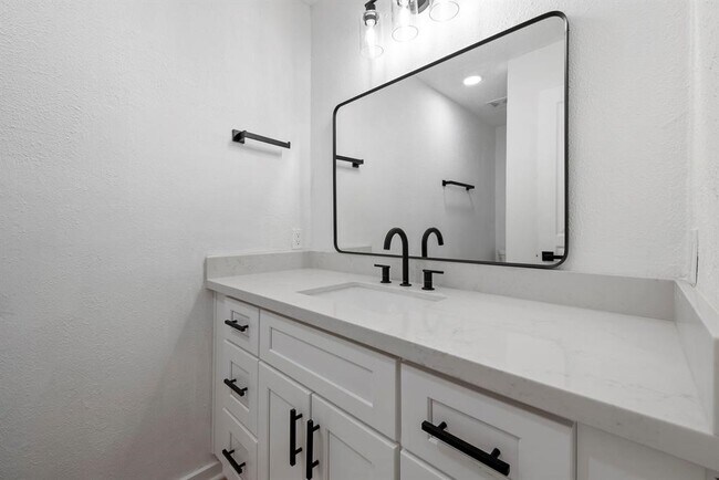 Building Photo - 700 Lyle W Ave