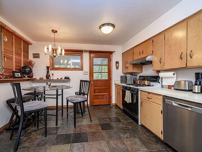 Building Photo - Marvelous 4 Bed 2.5 Bath House In Quarry H...