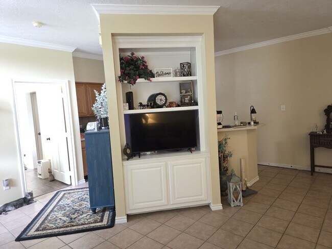 Building Photo - Spacious 3/2 townhome in great location